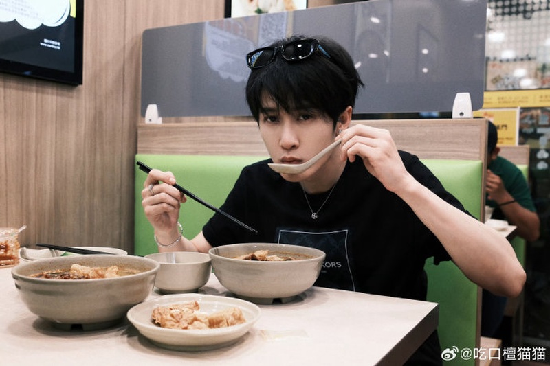 檀健次片场拒绝打伞被拍,是真低调还是另有所图?
