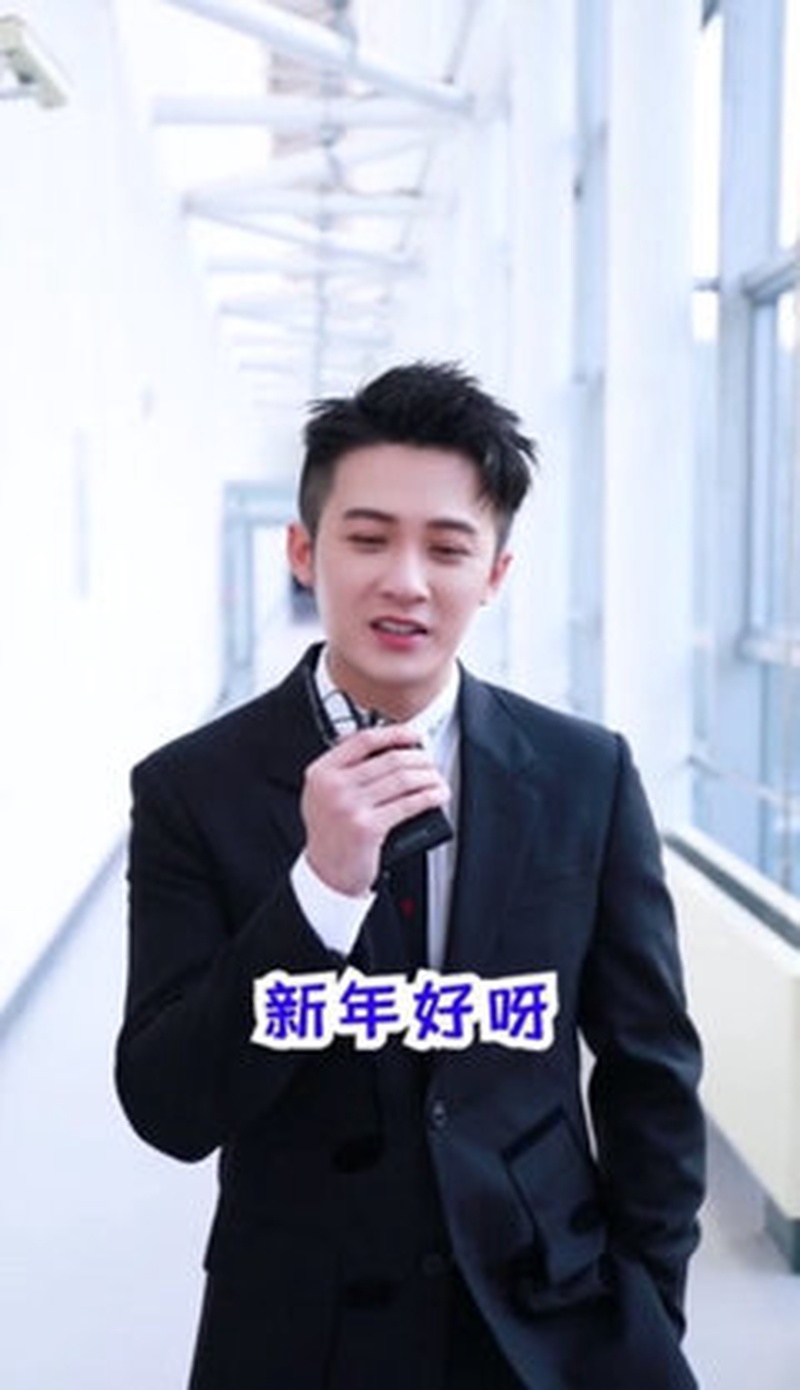 檀健次片场拒绝打伞被拍,是真低调还是另有所图?